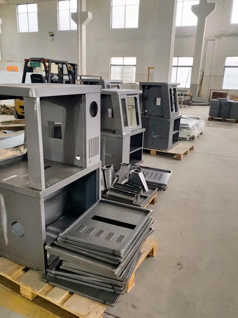 剪板机，作为金属加工中不可或缺的工具，在工业生产中扮演着重要角色。然而，不正确的使用方式可能会带来安全隐患。今天就让我们一起看看剪板机的安全操作规程及注意事项吧。